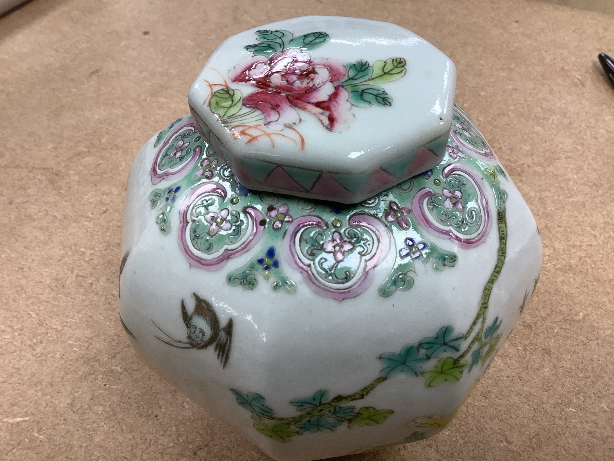 A Chinese Qianlong famille rose patty pan, and a 19th century Chinese ginger jar and cover (2)